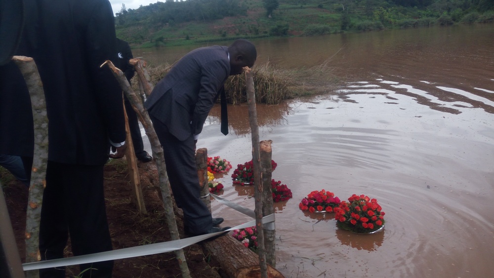 Mu Cyamwakizi hashyizwe indabo mu rwego rwo kunamira abahiciwe