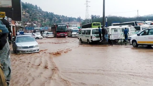 Mu gihe cy'imyuzure ya Nyabugogo abanyamaguru, abanyabiziga n'abacuruzi barahangayika