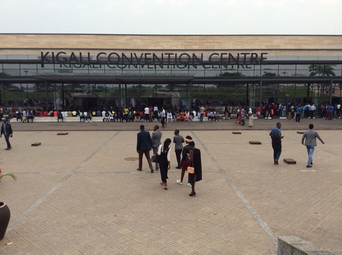 Mu gihe imbere hari huzuye, hari abari bakiri hanze, abandi bakiza