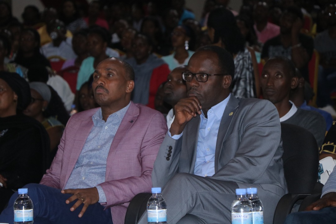 Mu gihe yatangaga ubuhamya bwe, abantu benshi bwabakoze ku mutima