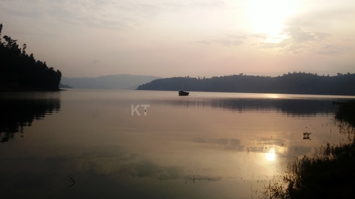 Mu gitondo cya kare ubwato bwa Birwa I butwara abanyeshuri bajya kwiga.