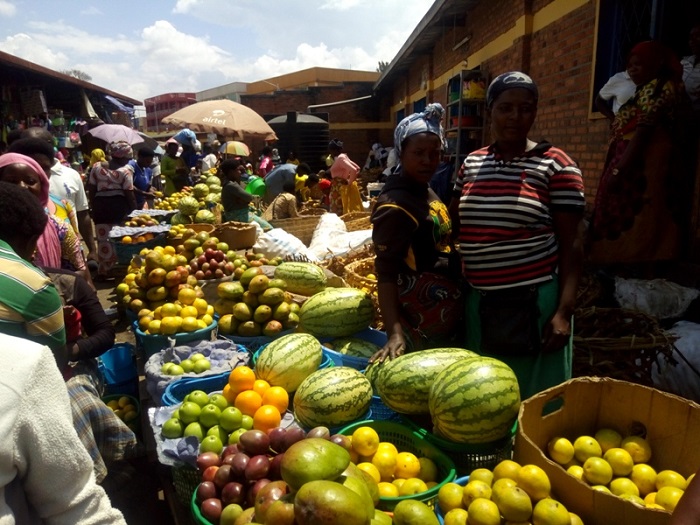 Mu masoko abantu baracyegerana