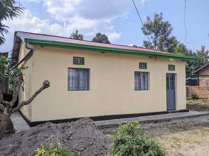 Mu Karere ka Musanze zimwe mu nzu z'Abarokotse Jenoside yakorewe Abatutsi zahoze zishaje zikomeje kuvugururwa izindi zikubakwa bushyashya ariko urugendo ruracyari rurerure