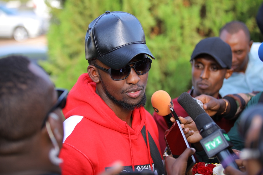 Meddy yahise agirana ikiganiro gito n'itangazamakuru ryari ryaje kumwakira ku bwinshi (photo:Inyarwanda)