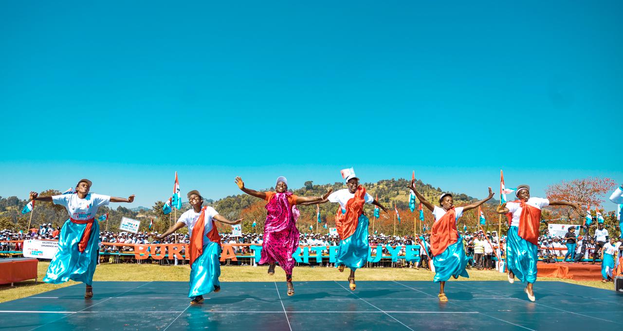 Mu kwakirana urugwiro abo bakandida babanyurijeho ikinimba