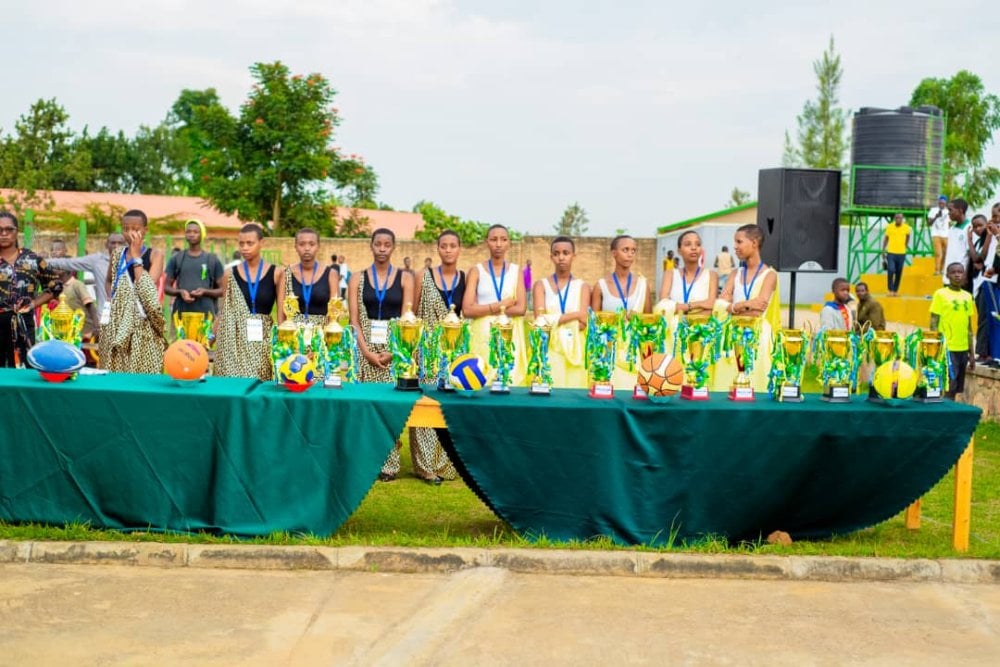 Mu mashuri amarushanwa naho akinwa uhere mu mashuri mato