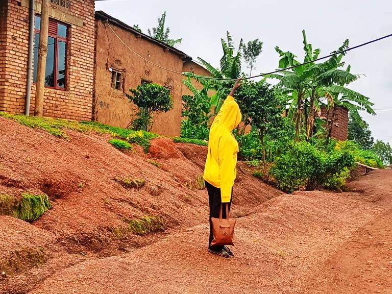 Hari insinga zamanutse zisatira ibinyabiziga n'abagenzi bakoresha imihanda
