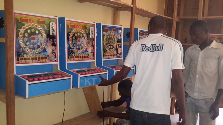 Aha ni ahari ibyuma bya Tombola y'ikiryabarezi mu mujyi wa Nyanza. Ifoto: J.P Twizeyeyezu/Kigali Today.