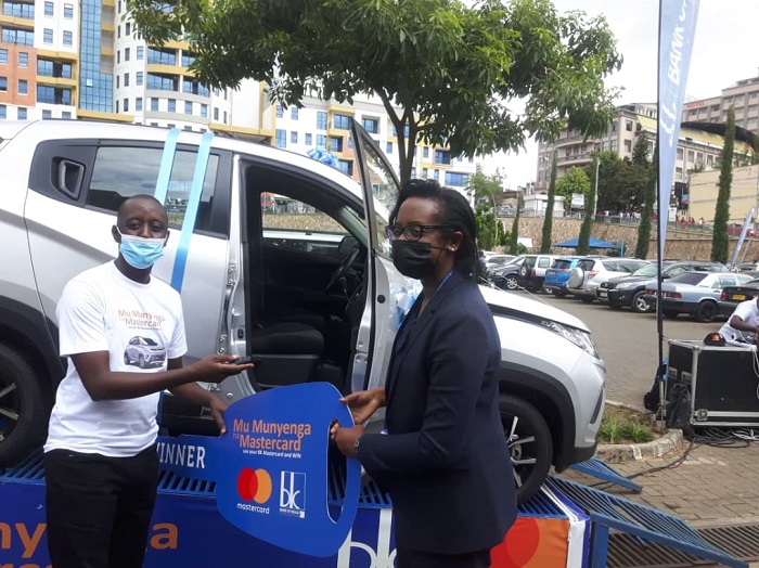 Umuyobozi wa BK, Dr Diane Karusisi ashyikiriza Gaga imodoka yatsindiye muri gahunda yiswe Mu Munyenga na Mastercard