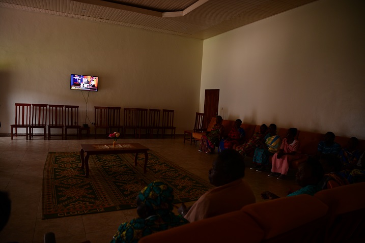 Mu ruganiriro (salle) bafite televiziyo bareba nka kimwe mu bibamara irungu