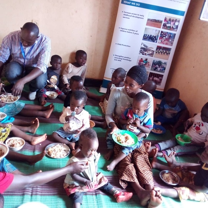 Aha ni mu rugo kwa Mukantabana. Umukobwa we (uteruye umwana) arimo aramufasha kugaburira abana