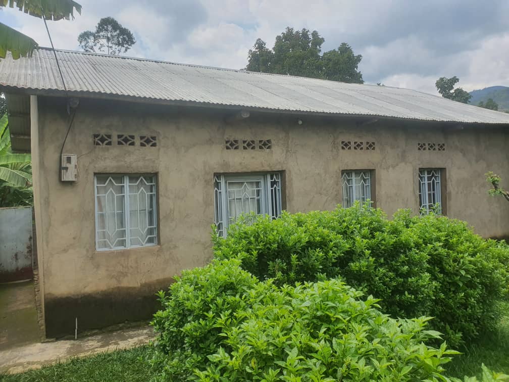 Mu rugo kwa Niyonsaba Agnes utuye mu Murenge wa Nkotsi