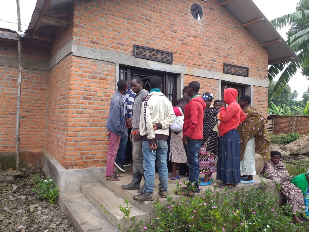 Mu rugo kwa nyakwigendera, abaturanyi bari baguye mu kantu