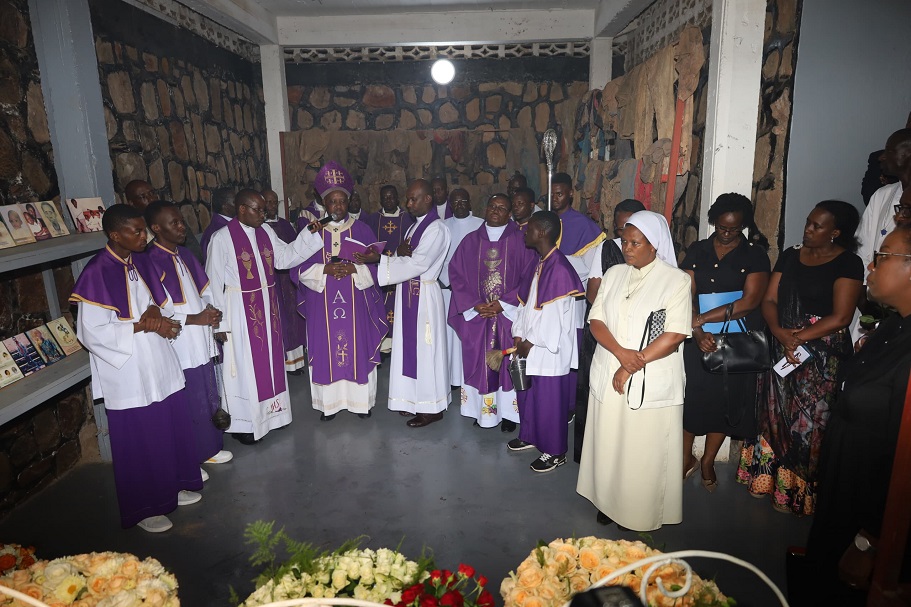 Mu Rwibutso basabira abishwe bazizwa uko bavutse