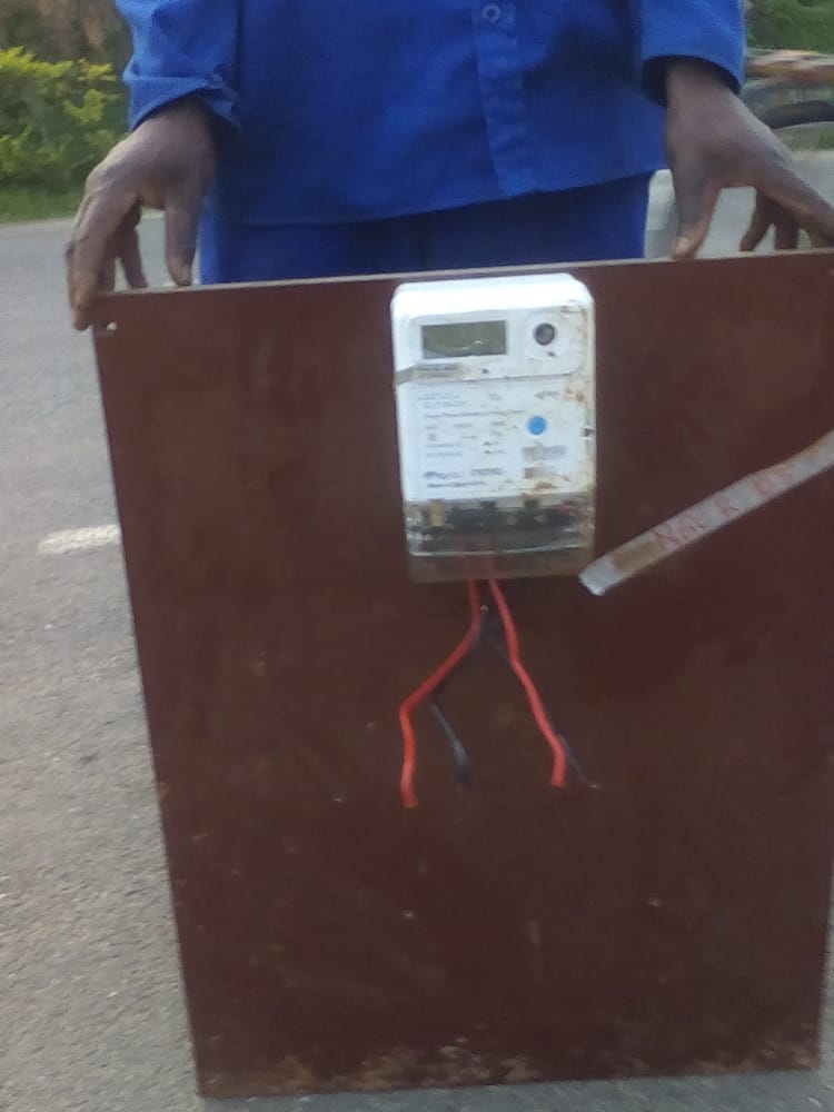 Mubazi y'amashanyarazi iri mu byasigaye batatwaye