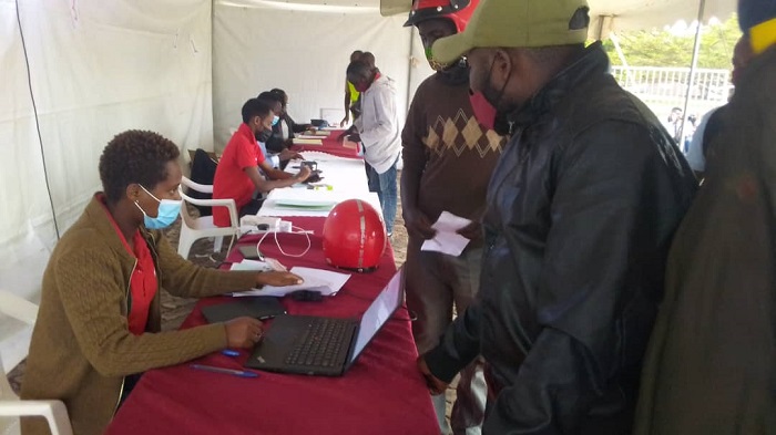 Abamotari barimo kubanza kwandikwa mu ikoranabuhanga mbere yo guhabwa mubazi