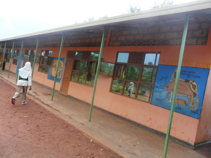 Mu bifasha abana kwiga neza hari n'imfashanyigisho zo ku nkuta z'amashuri.