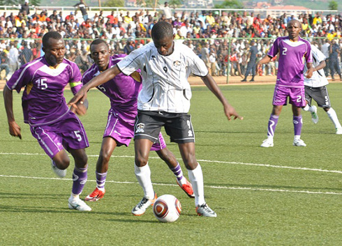 Mubumbyi (hagati) acenga abakinnyi ba Musanze FC.