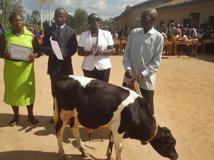 Mudahemuka Maurice ()wambaye ikoti ry