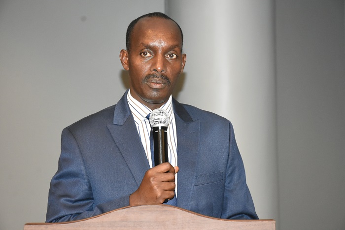 Mufulukye Fred ashyira mu majwi abaza gushakisha imirimo cyane cyane iy'ubuhinzi kuba ari bo batera inda abangavu ntibanite ku bana bavutse