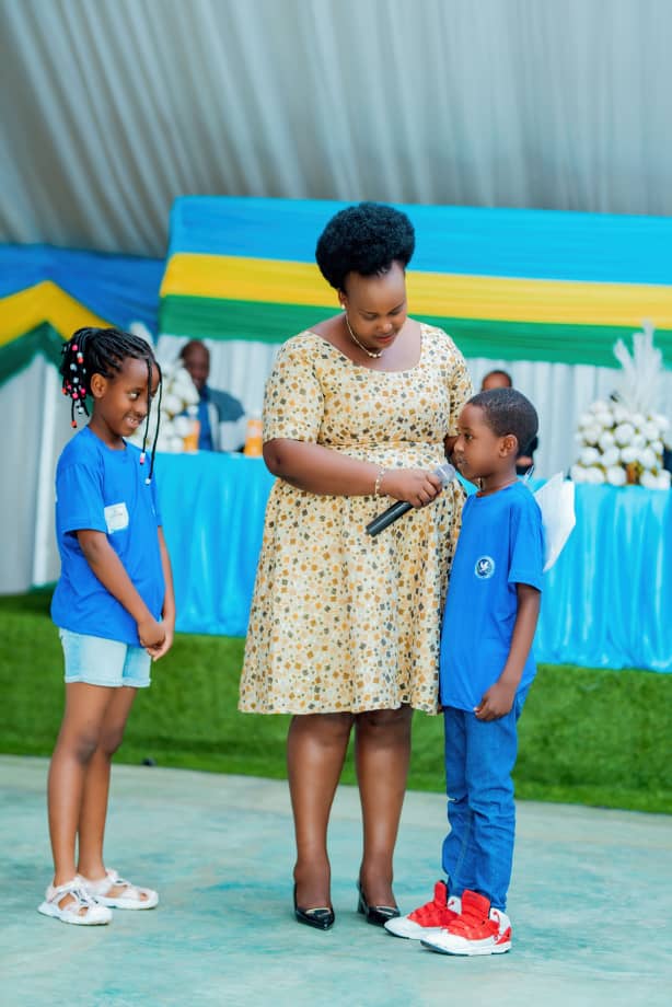 Mugabo Zylan, umwana witabiriye ibirori byo kwizihiza Umunsi w'Intwari, yavuze ko azaba Paul Kagame, ubwo yabazwaga na Depite Christine Muhongayire isomo yigiye ku Ntwari z'u Rwanda