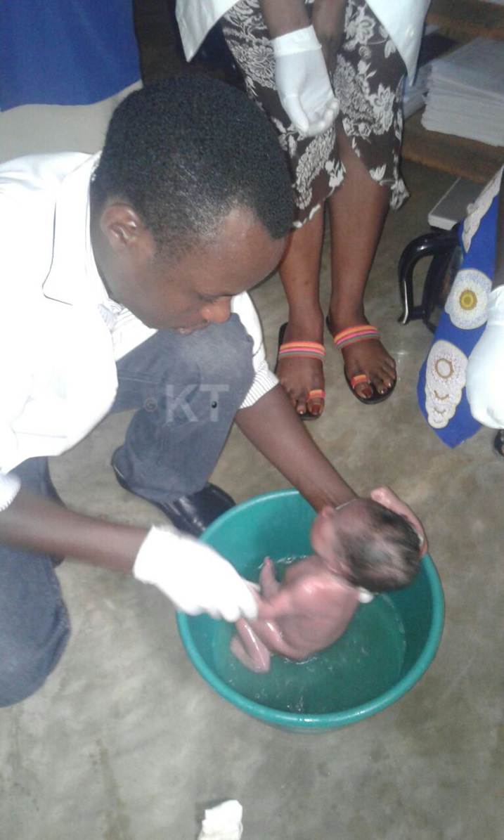 Muganga ari gukarabya uwo mwana.