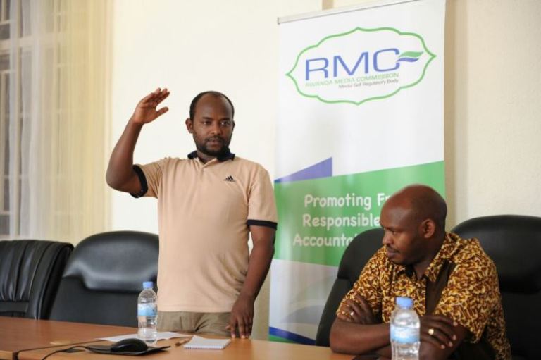 Muganwa Gonzague umunyamabanga nshingwabikorwa wa ARJ yizeza aba banyamakuru ubufatanye