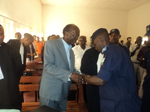 Abapolisi bazana Mugesera mu rukiko.