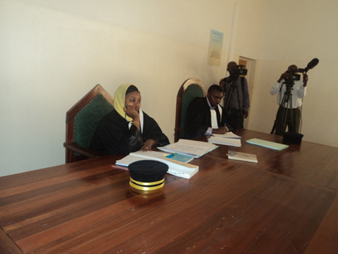 Abari bayoboye urubanza, hirya yabo ni abanyamakuru bafataga amafoto.