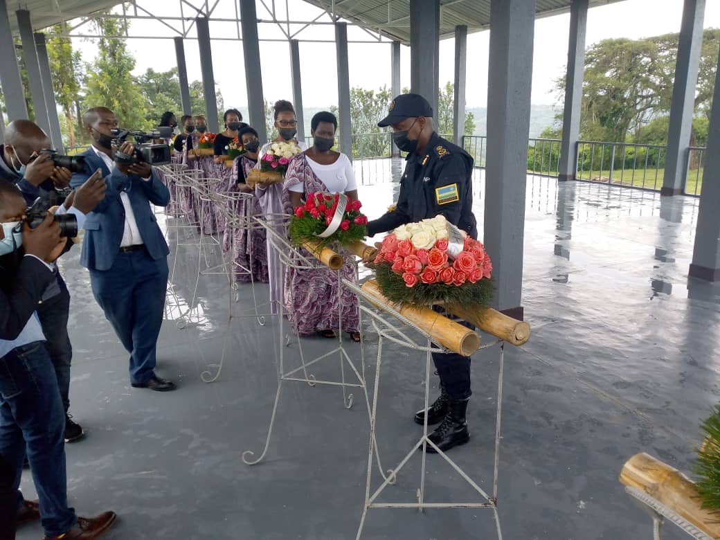 Abandi bayobozi mu nzego zitandukanye bashyize indabo ku rwibutso