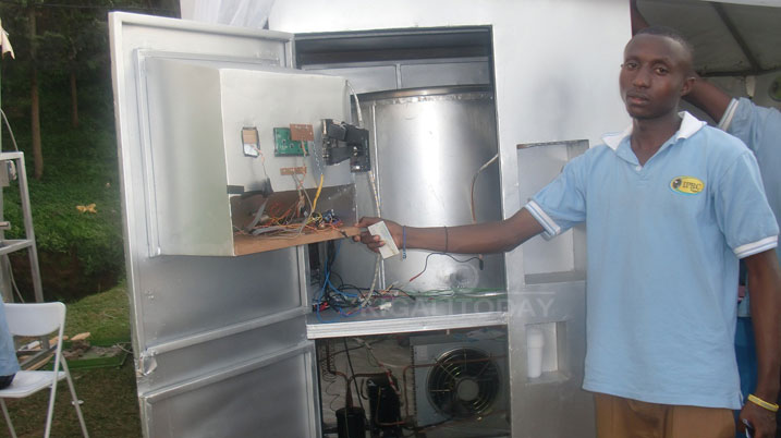 Mugiraneza yerekana uko iki cyuma cy'ikoranabuhanga giteye