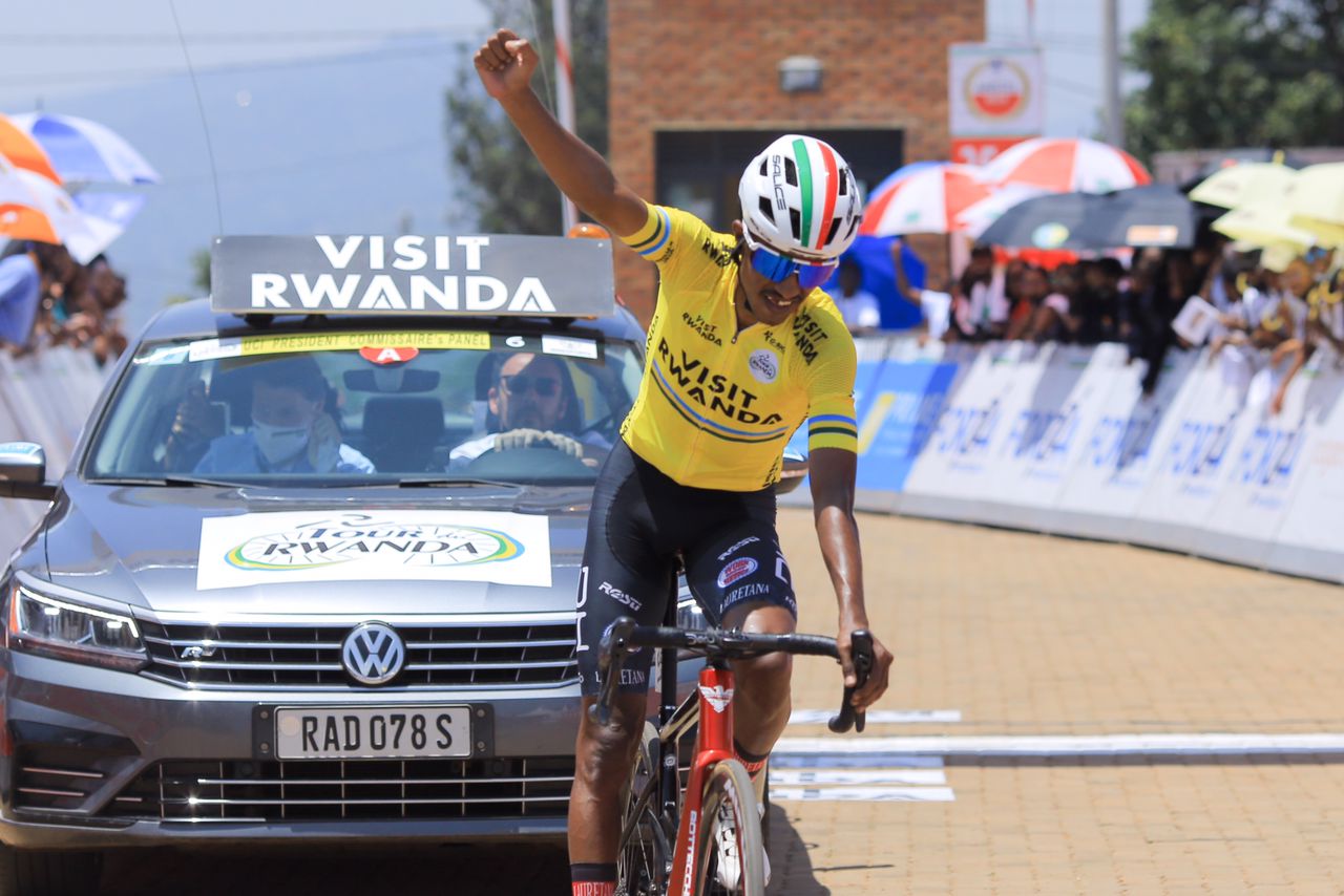 Natnael Tesfazion yishimiye kwegukana irushanwa ryose muri rusange ku nshuro ya kabiri