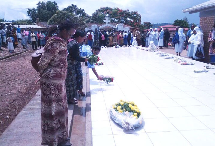 Bashyira indabo ku mva ziri mu rwibutso rwa Jenoside rwa Mugombwa.