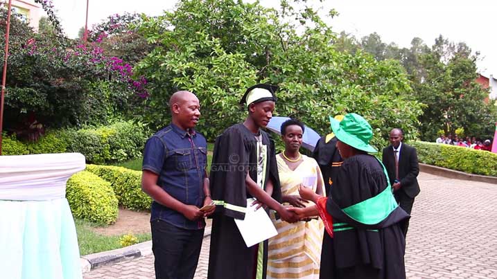 Ubuyobozi bwamushimiye uburyo yahindutse akanatsinda