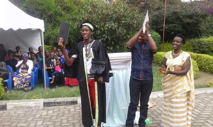 Mugwaneza n'ababyeyi be bishimira ibihembo bahawe