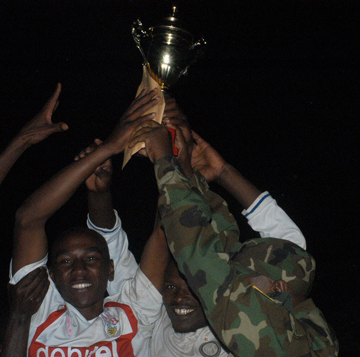 Muhabura FC ishyikirizwa igikombe yatsindiye.