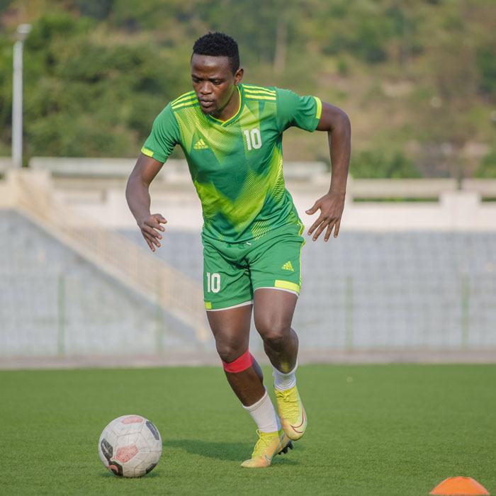 Hakizimana Muhadjili yamaze kwerekeza muri Police FC avuye muri AS Kigali akiniye umwaka umwe