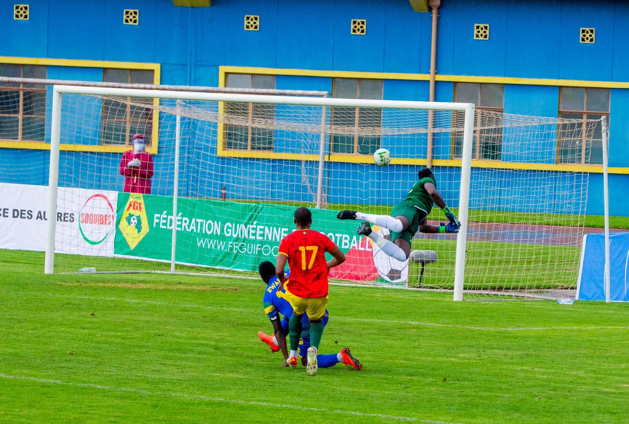 Umunyezamu wa Guinea yagerageje gukuramo umupira wa Muhadjili ariko biranga