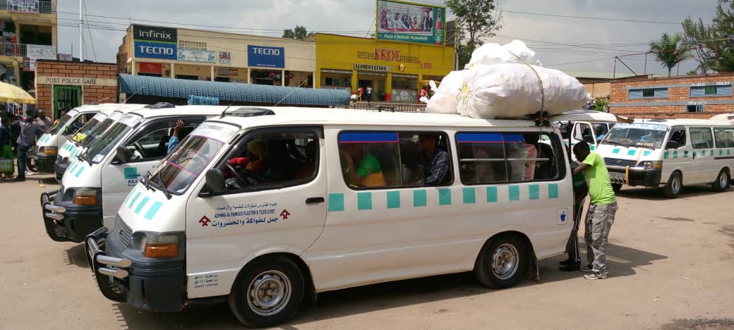 Abajya i Karongi bavuye i Muhanga bari basanzwe bishyura 1950frw yari yazamutse aba 3000frw kuri Taxi nto zizwi nka Twegerane