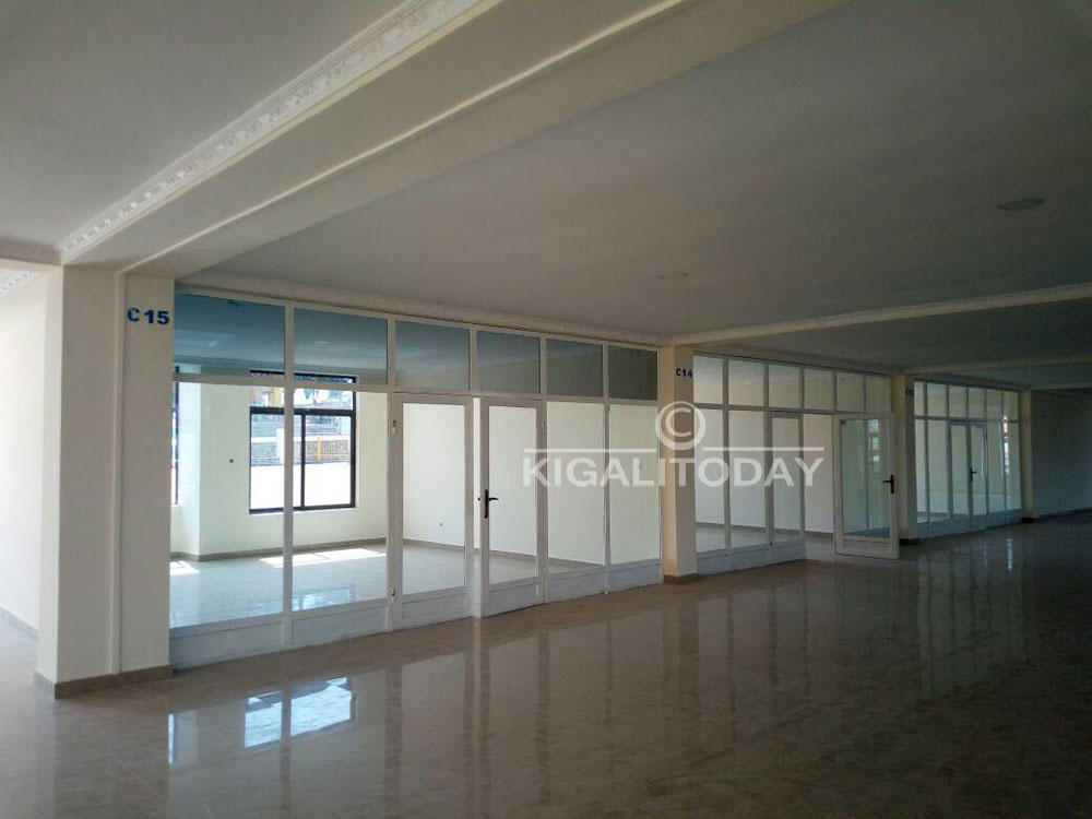 Irimo ibyumba bisanzuye ku buryo ubucuruzi buzajya bukorwa nta mubyigano