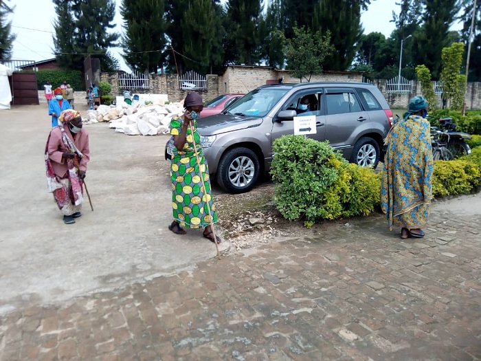 Abakecuru bihutiye kujya kwikingiza