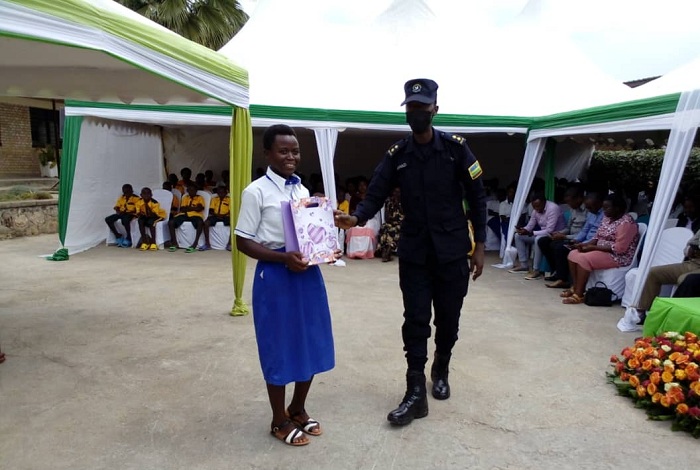 IP Kamanzi yahaye igihembo umukobwa wabaye uwa mbere mu bize kudoda 