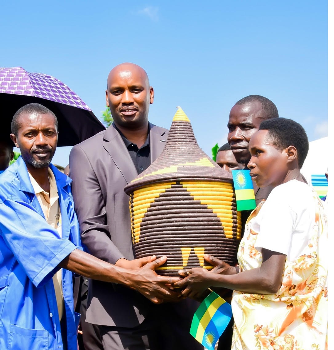 Bashyikirije igiseke kirimo imbuto ku buyobozi bw'Akarere ka Muhanga