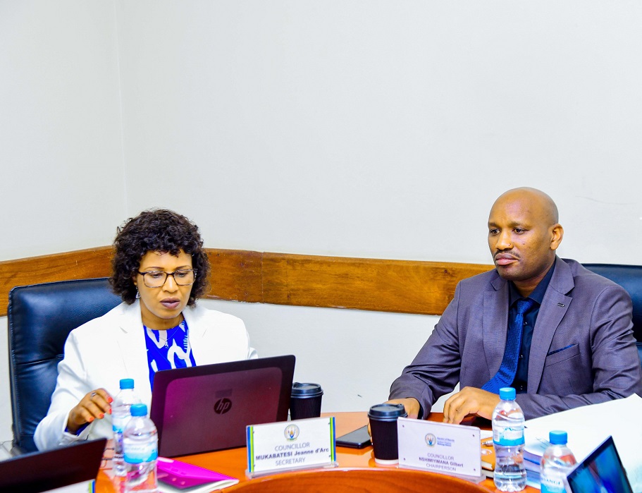 Perezida w'Inama Njyanama y'Akarere ka Muhanga iburyo) Nshimiyimana Gilbert avuga ko amazi meza mu Mujyi wa muhanga ari umuhigo washyizwe imbere