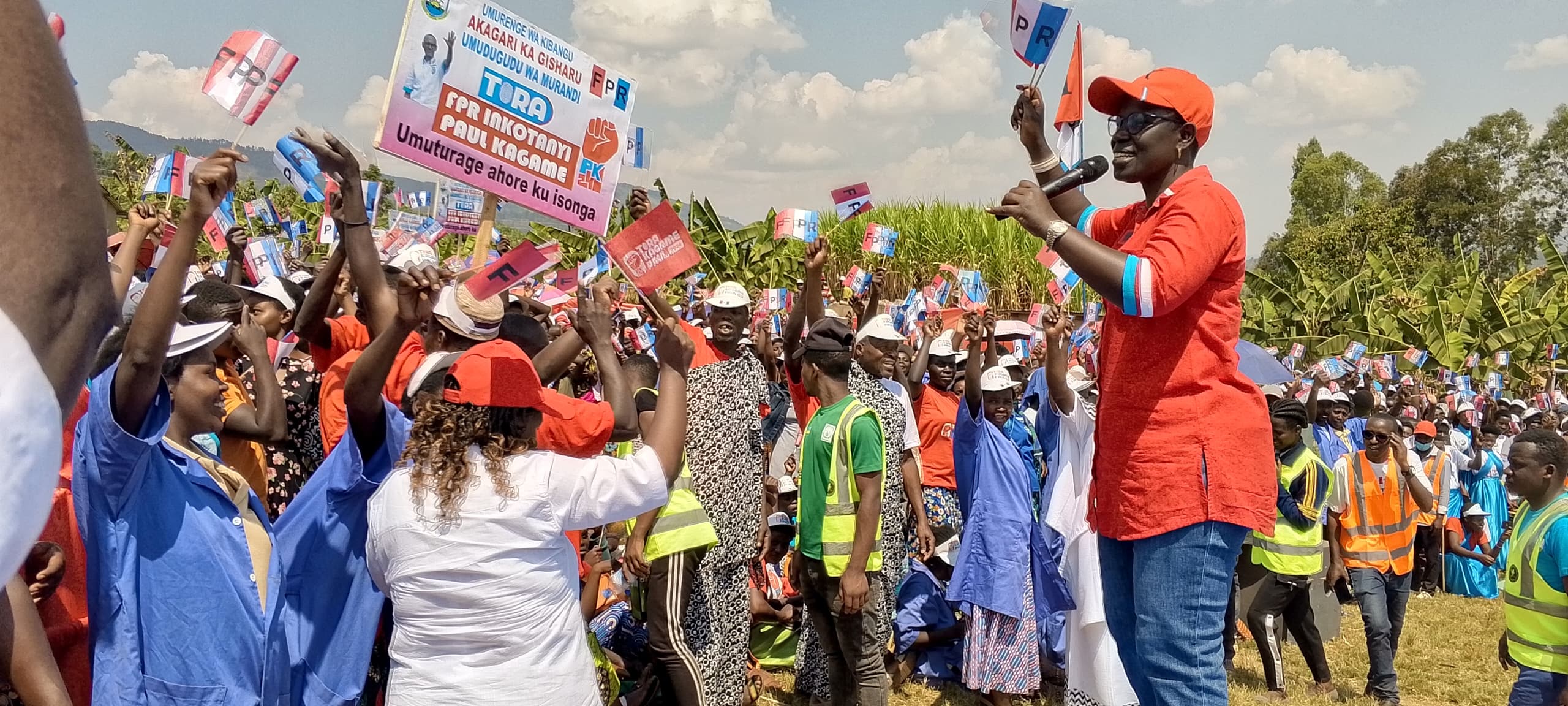 Chairperson wa FPR Inkotanyi mu Karere ka Muhanga, Kayitare Jacqueline, yifatanyije n'abatuye mu Murenge wa Kibangu mu kwamamaza Paul Kagame
