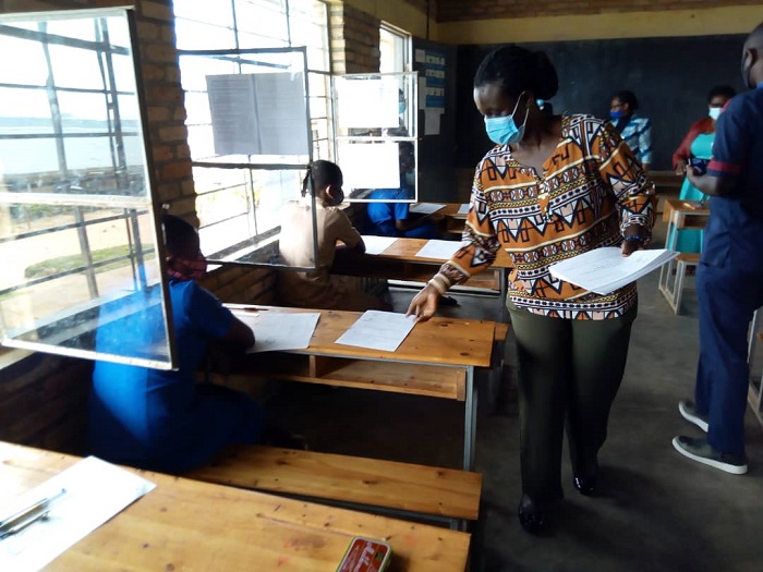 Umuyobozi w'Akarere ka Muhanga, Kayitare Jacqueline, yatangije ibizamini kuri GS Gitarama