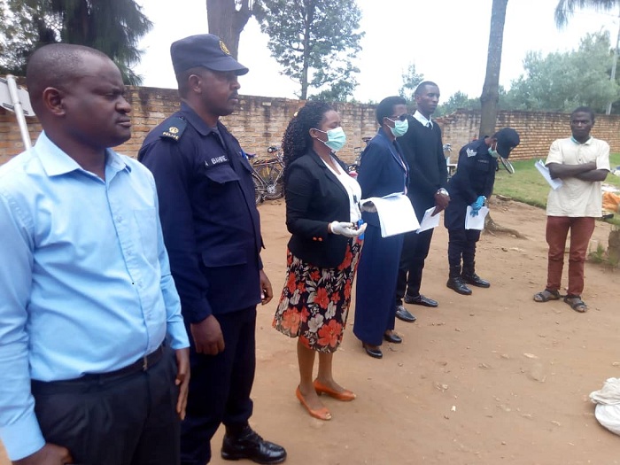 Inzego z'Ubushinjacyaha, Ubugenzacyaha na Polisi zari zitabiriye iki gikorwa, basobanurira abafunguwe uko bagomba kwitwara