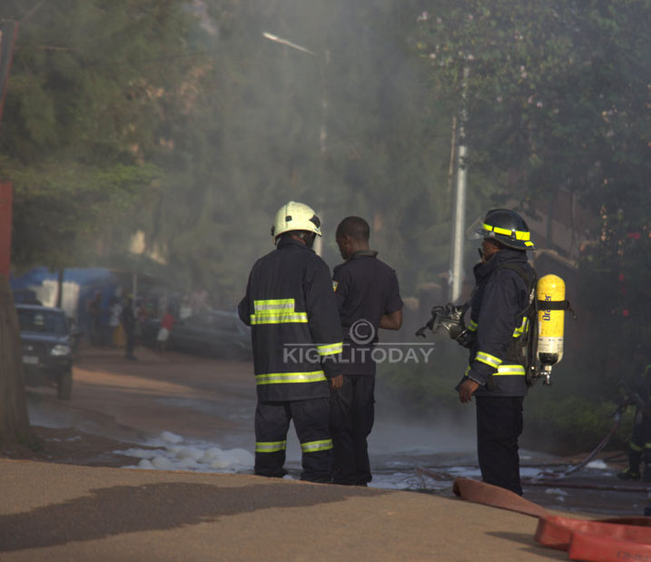 Polisi ishinzwe guhangana n'inkongi yahageze irimo guhangana nayo