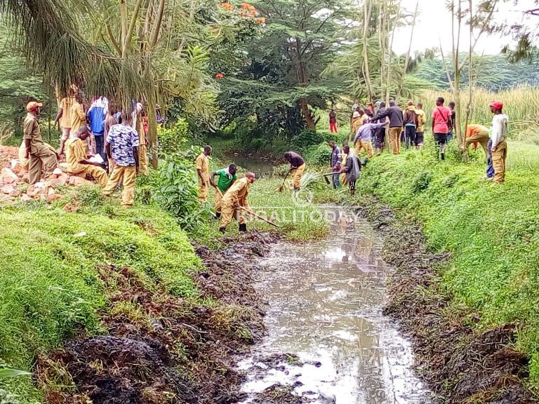 Muhima abaturage bibanze mu muganda wo gusibura ruhurura no gukora isuku ahandi 