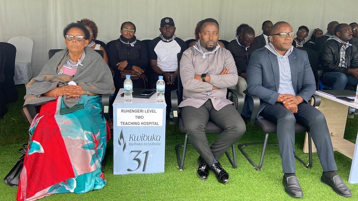 Dr Muhire Philbert (iburyo) avuga ko ubu bushakashatsi bwari bukenewe cyane